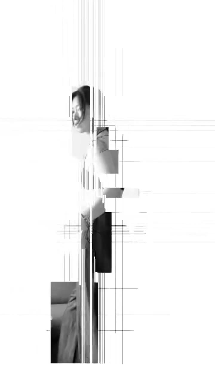 she moves, the pixels lag behind